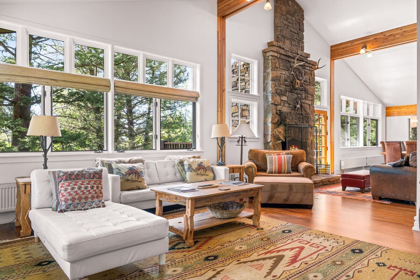 Living Room w/ TV - Main/Upper Level