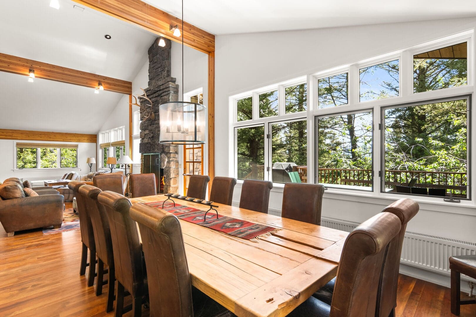 Dining Area w/ Seating at Breakfast Bar