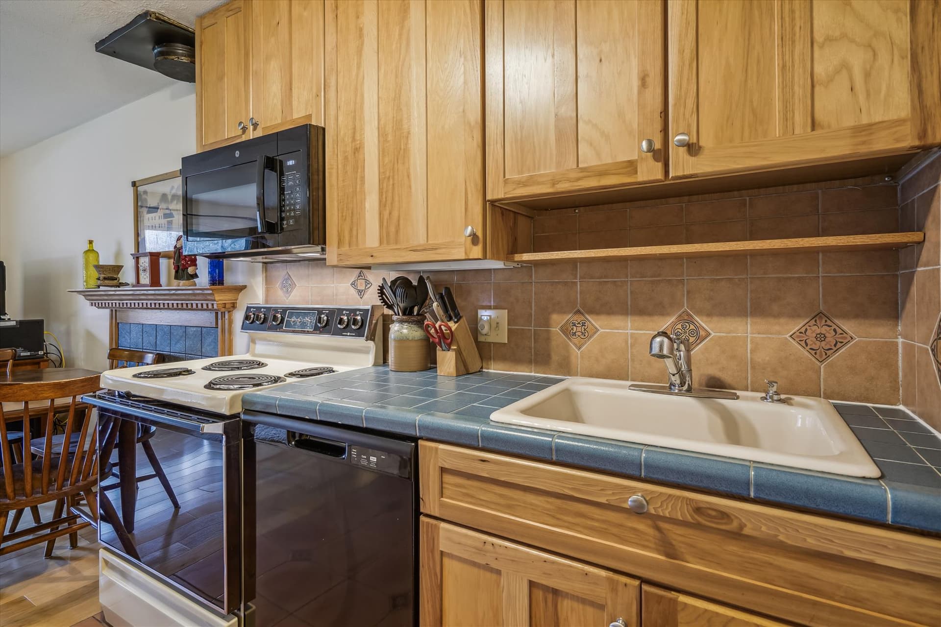 Easy access from the Kitchen to the table.