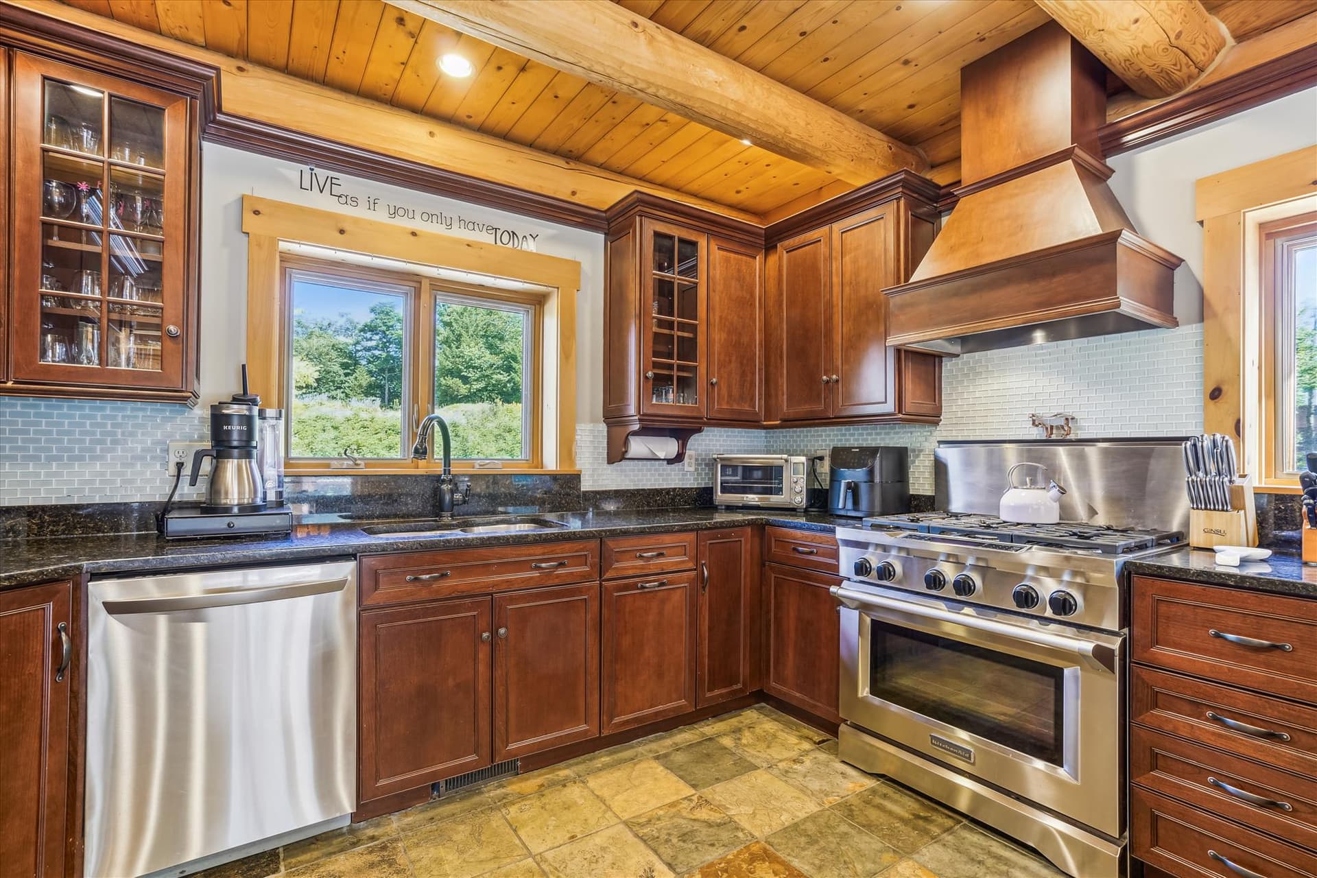 Fully equipped kitchen.