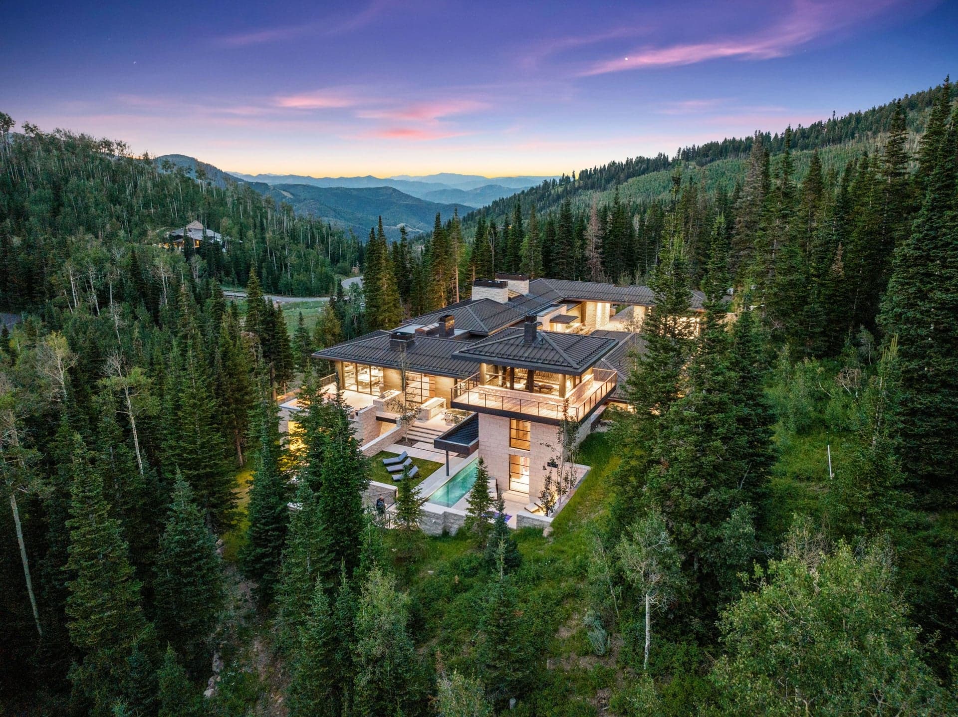 Large Luxury Vacation Rental With Amenities For the Whole Family.