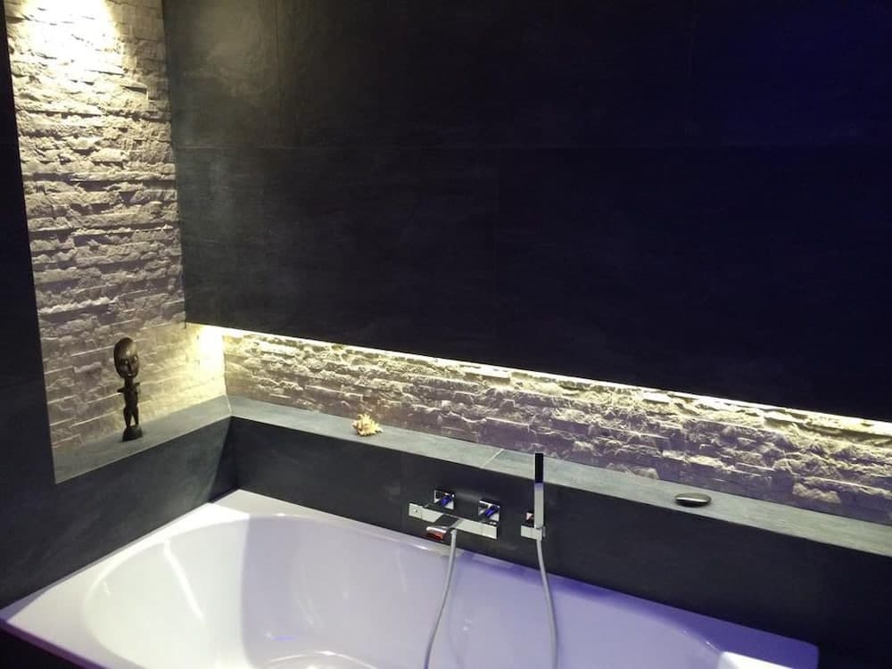 Deep Soaking Bathtub