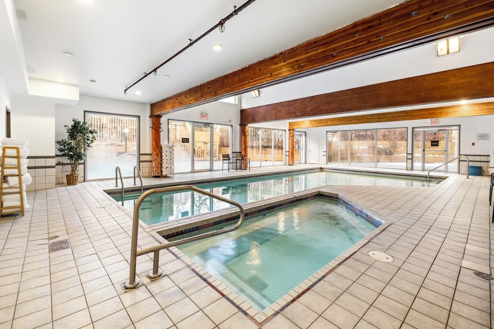 Indoor spa tub