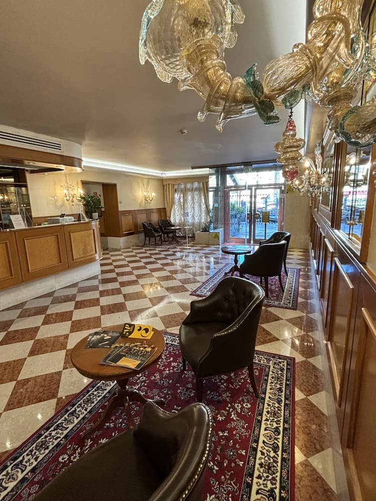 Lobby lounge