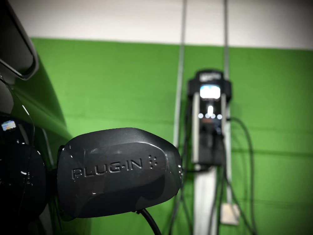 Electric vehicle charging station