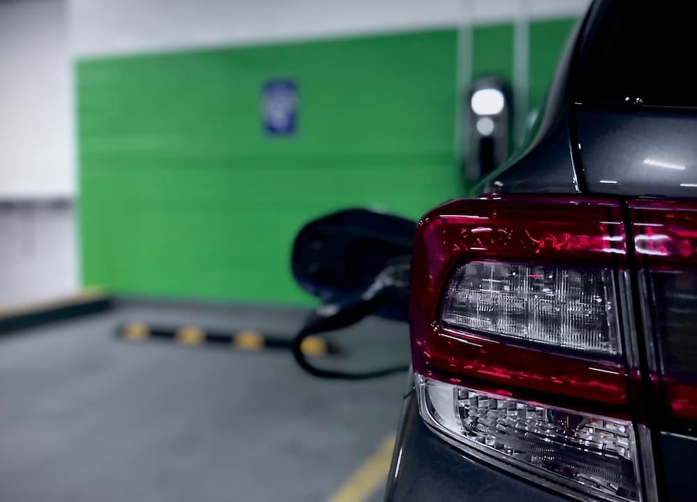 Electric vehicle charging station