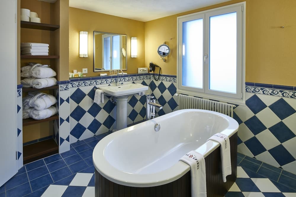 Deep soaking bathtub
