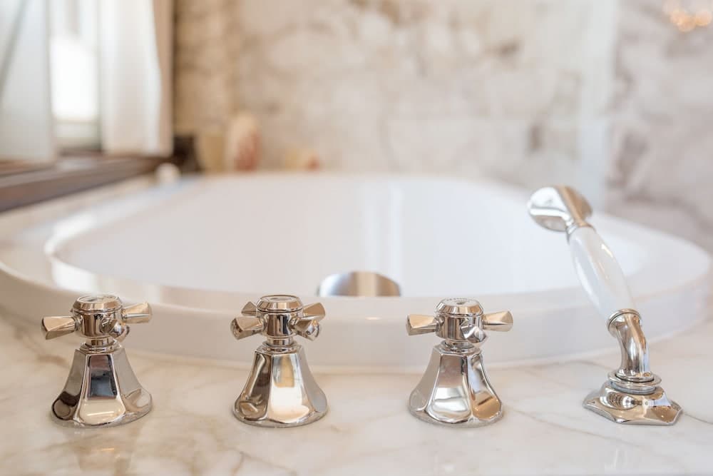 Deep soaking bathtub