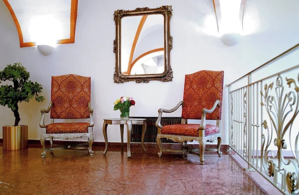 Lobby lounge