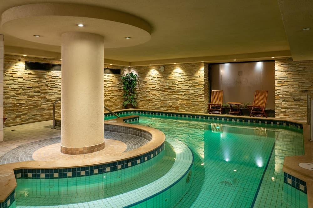 Indoor spa tub