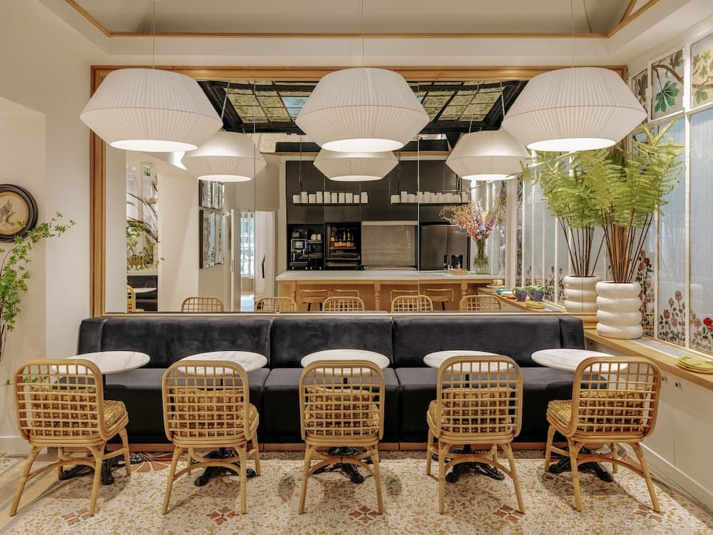 Lobby lounge