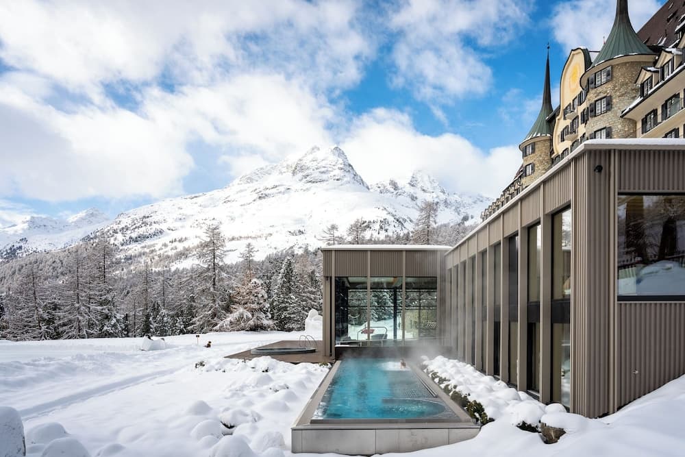 Indoor/outdoor pool