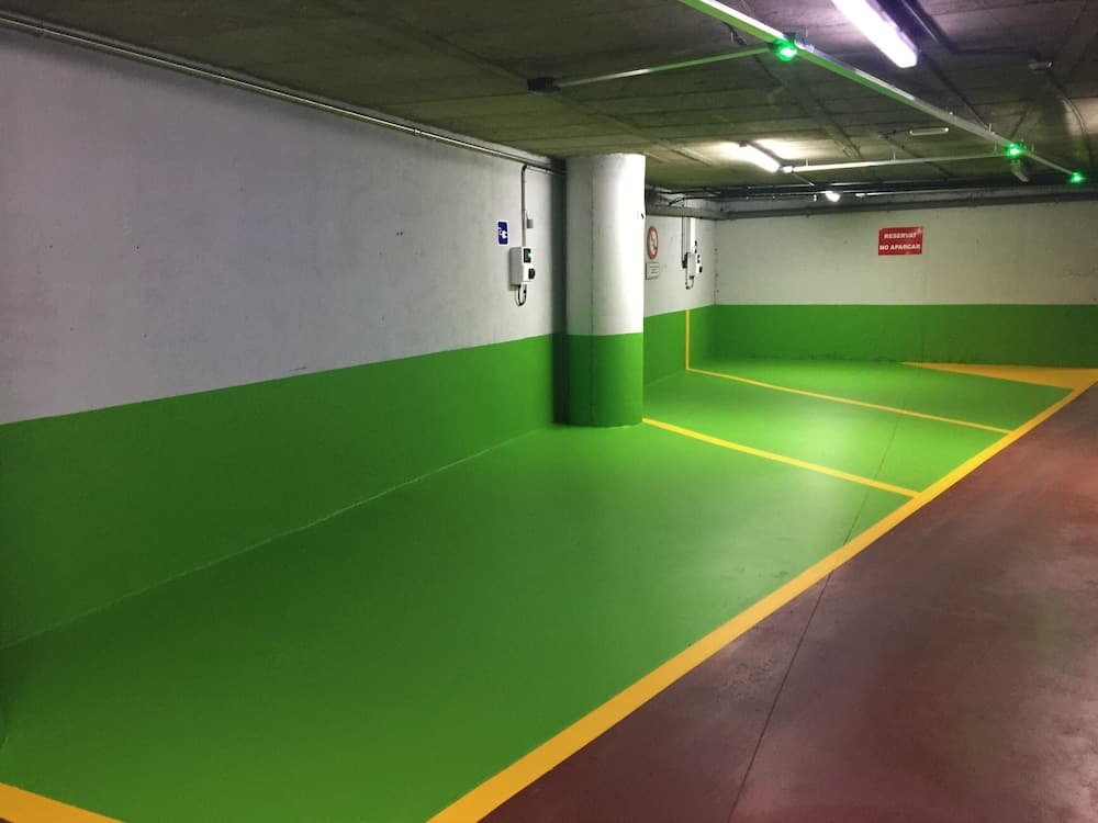 Electric vehicle charging station