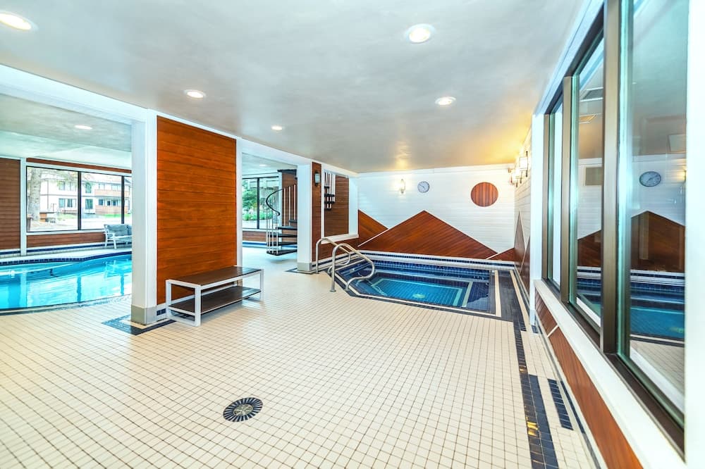 Indoor spa tub
