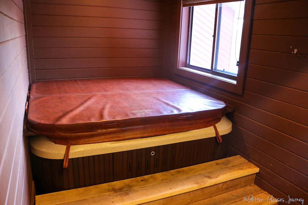 Indoor spa tub