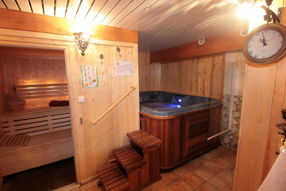 Indoor spa tub