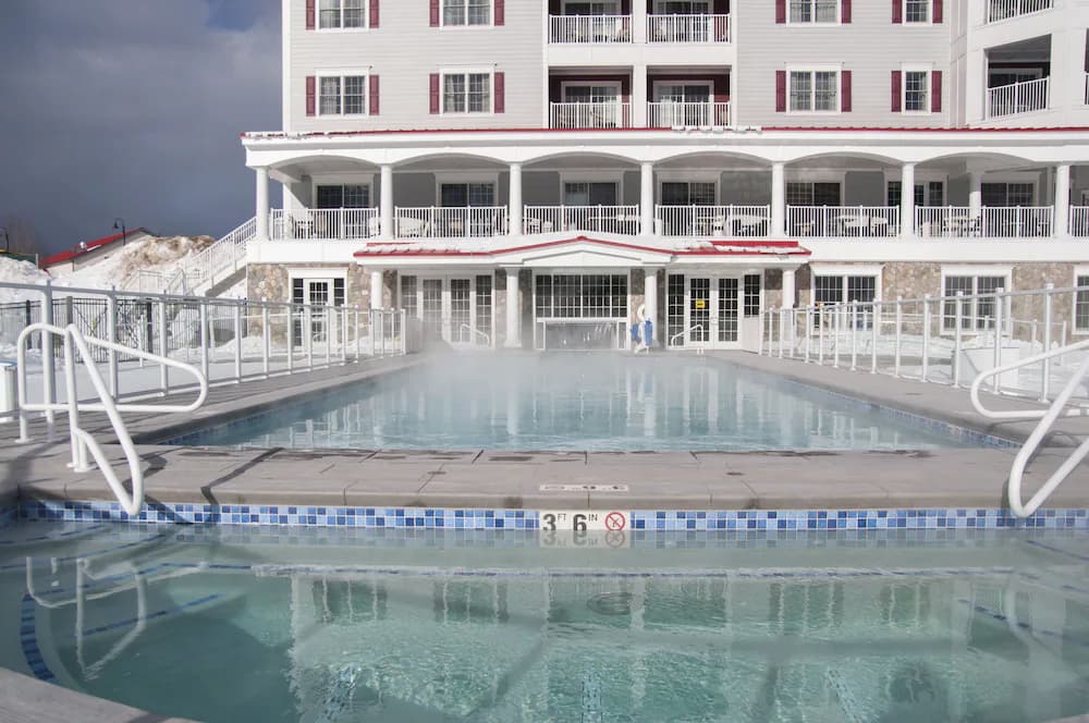 Indoor/outdoor pool