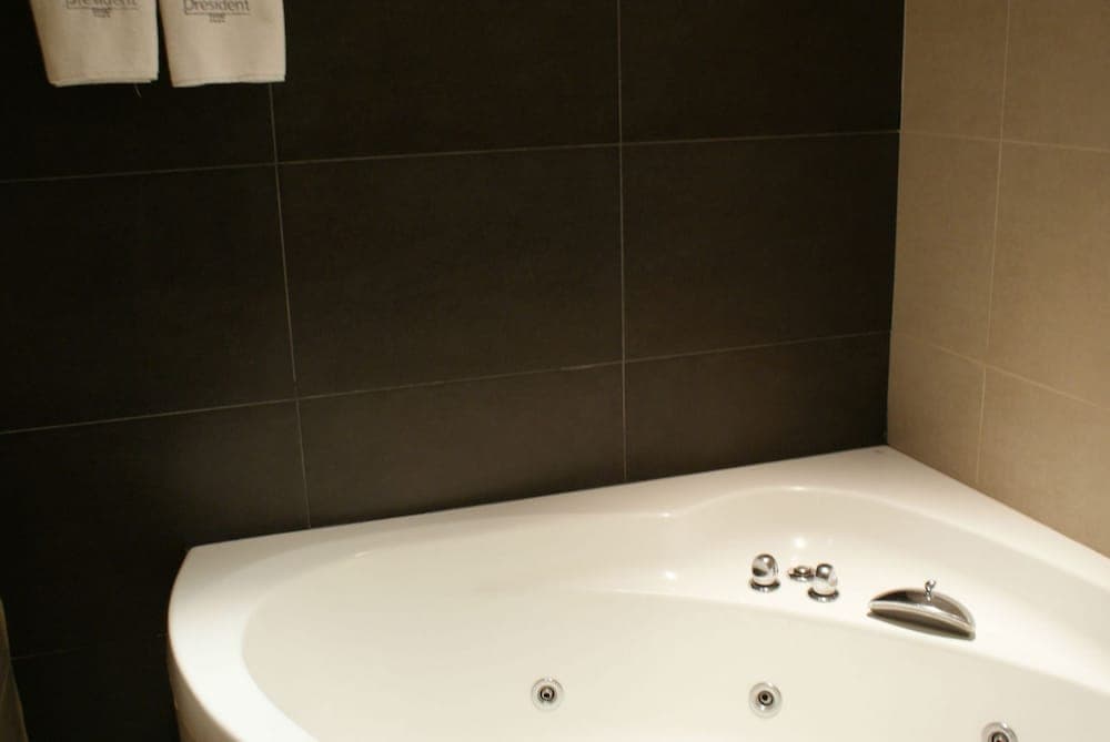 Jetted tub