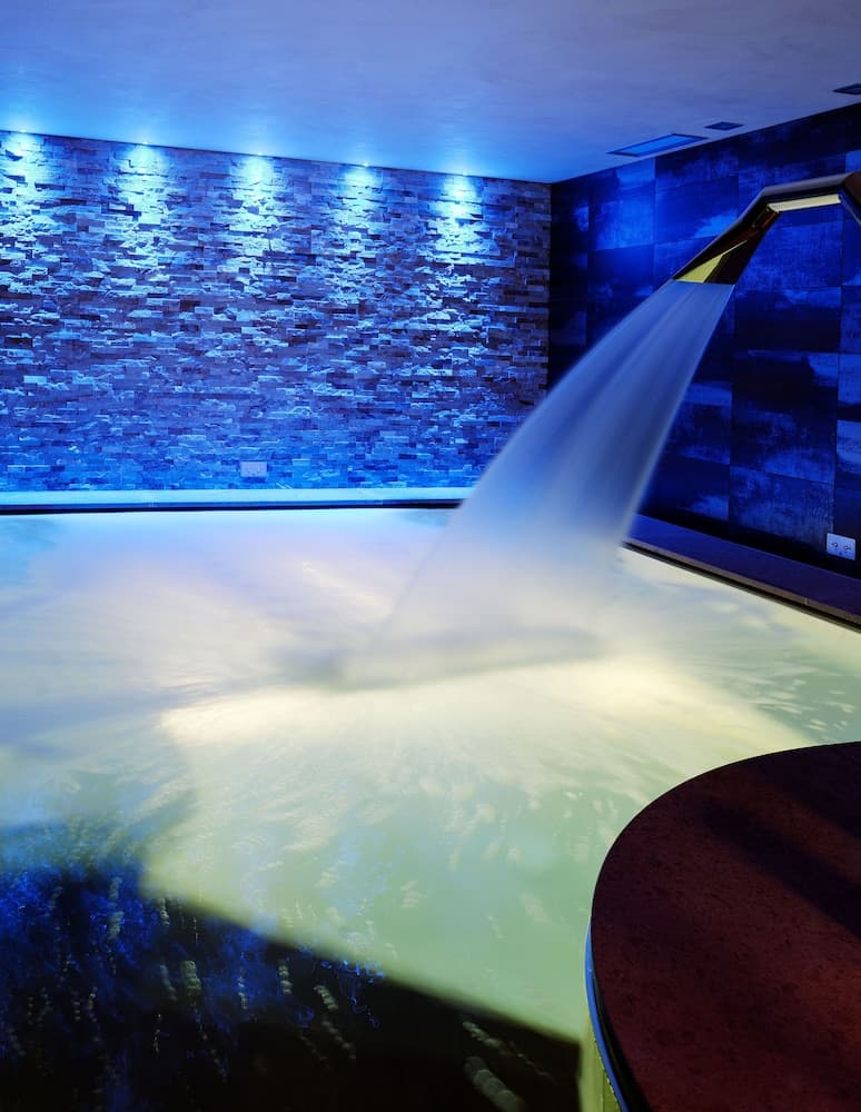 Indoor spa tub