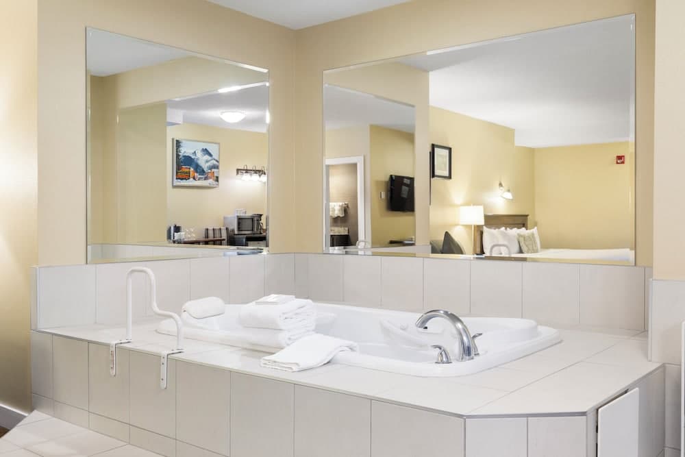 Deep soaking bathtub