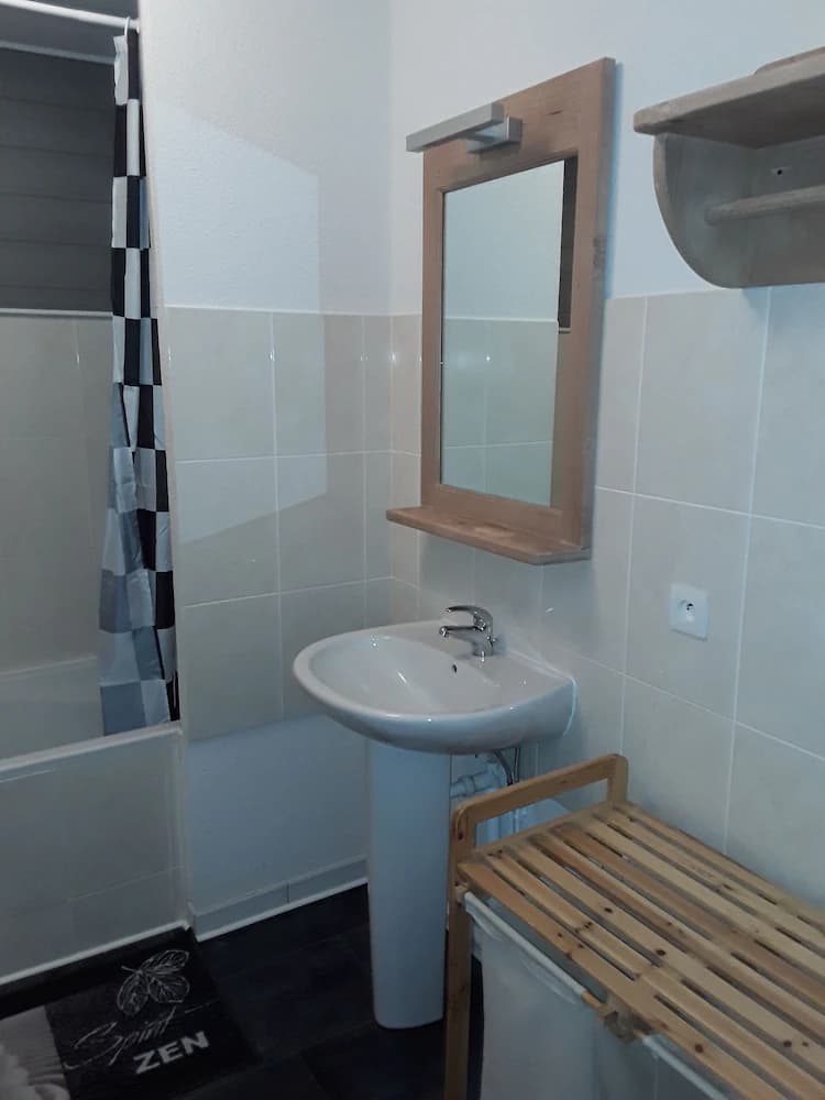 Bathroom sink