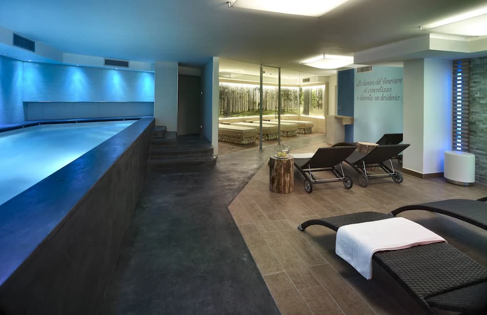 Indoor spa tub