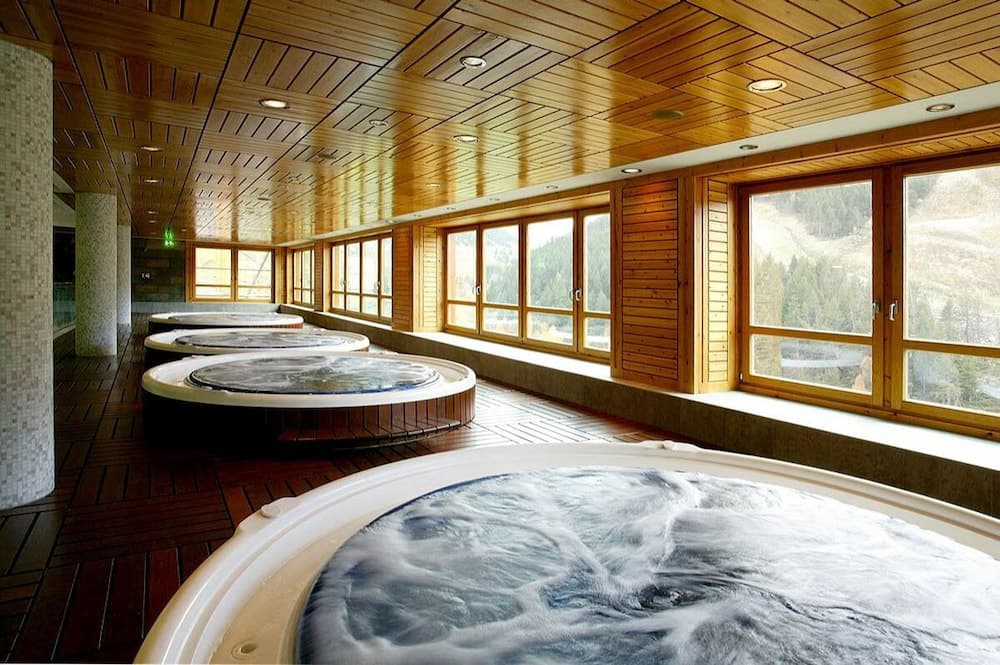 Indoor spa tub