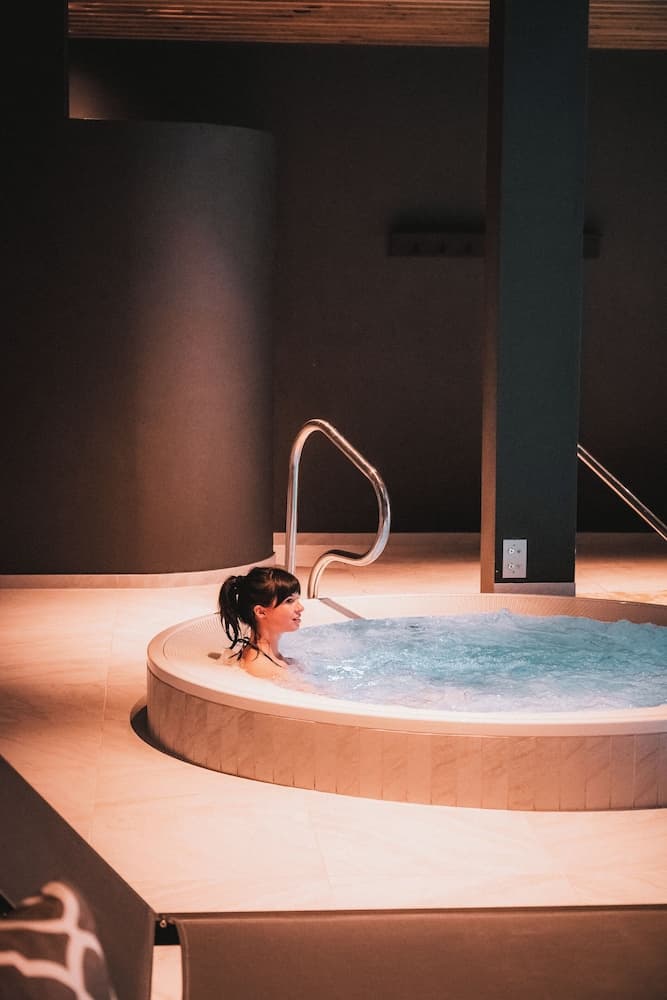 Indoor spa tub