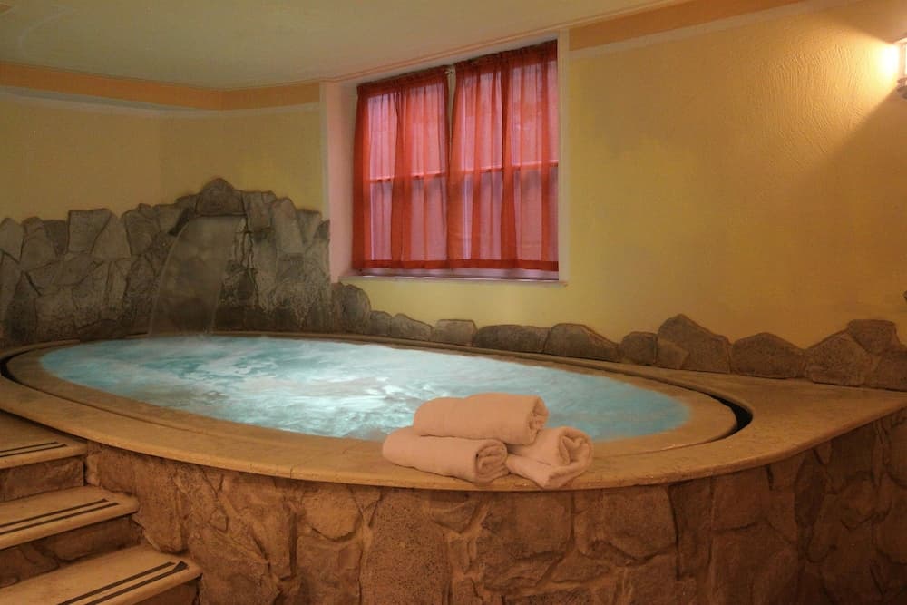 Indoor spa tub
