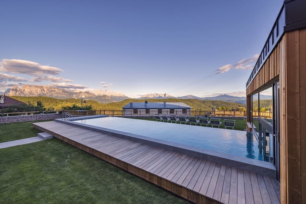 Indoor/outdoor pool
