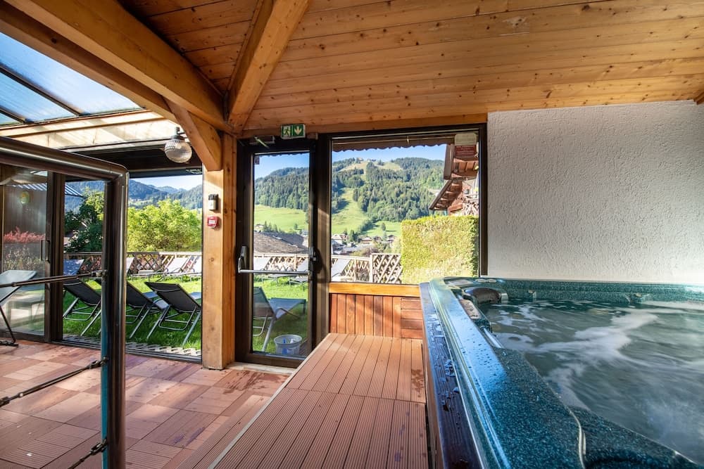 Indoor spa tub