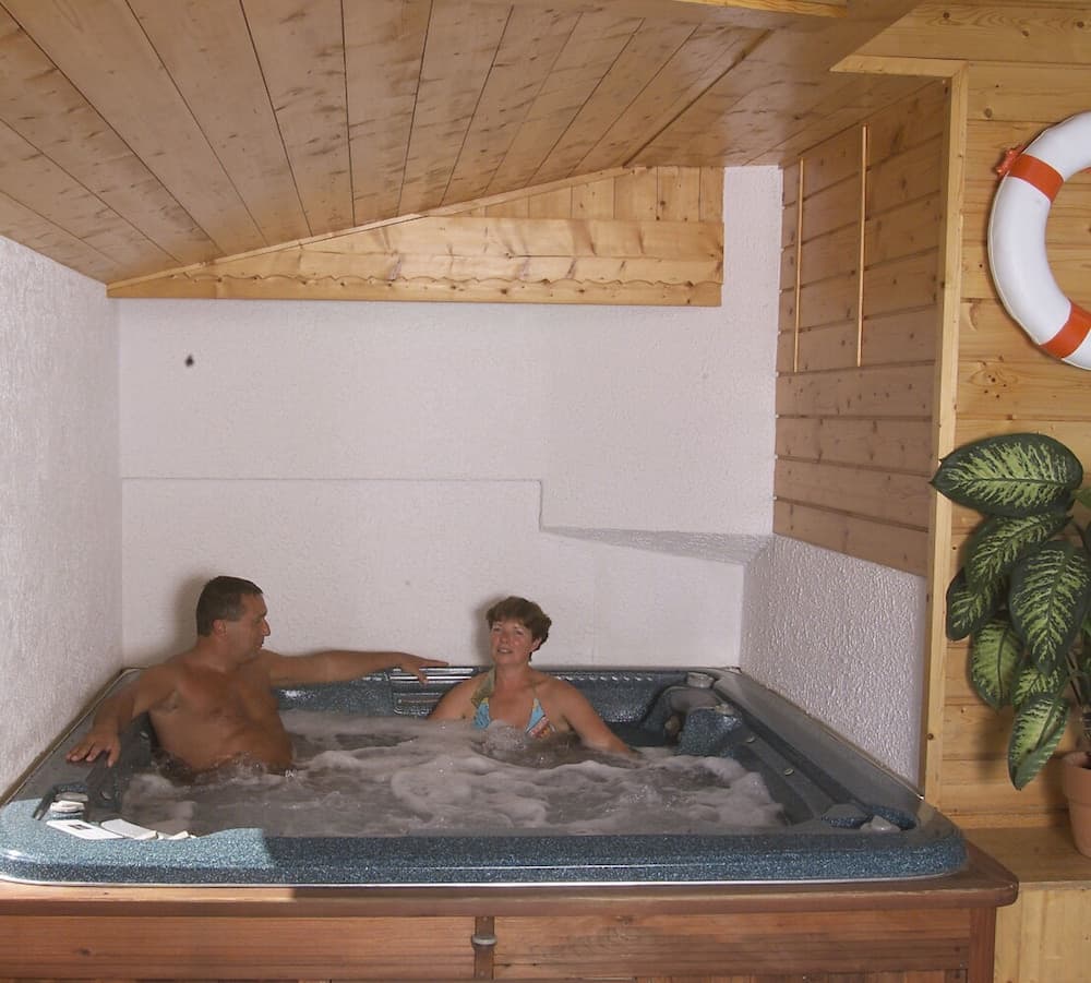 Indoor spa tub