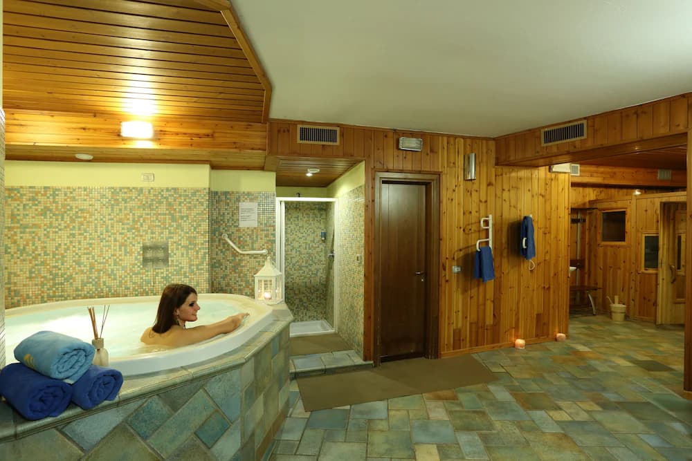 Indoor spa tub