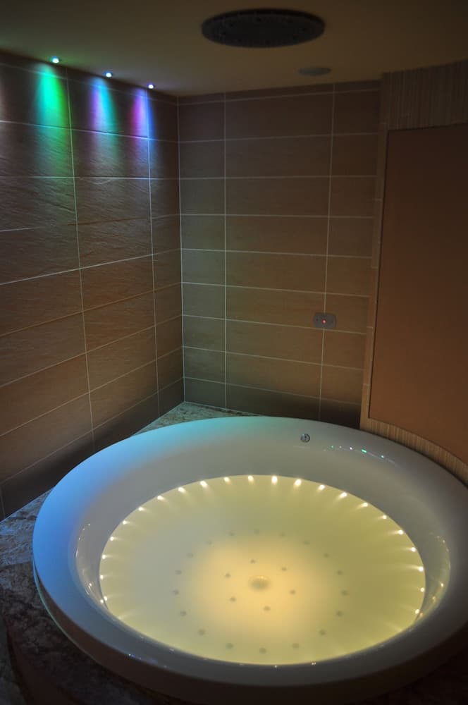 Indoor spa tub