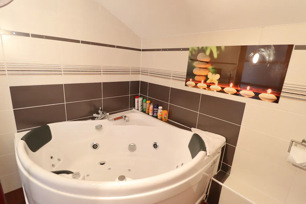 Indoor spa tub