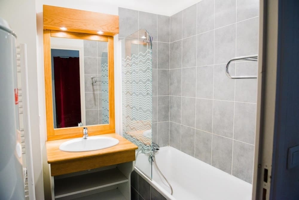Deep soaking bathtub