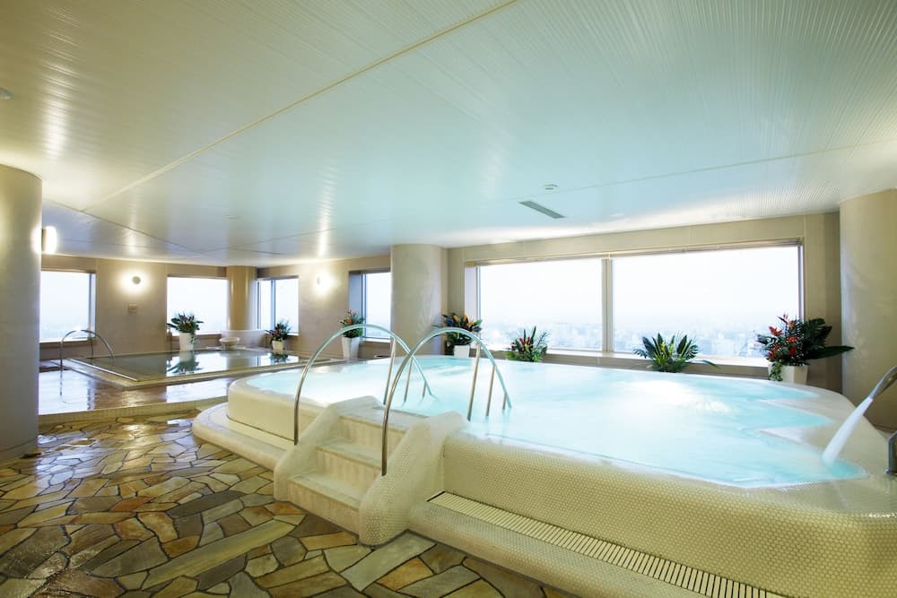 Indoor spa tub