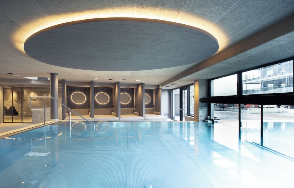 Indoor/outdoor pool