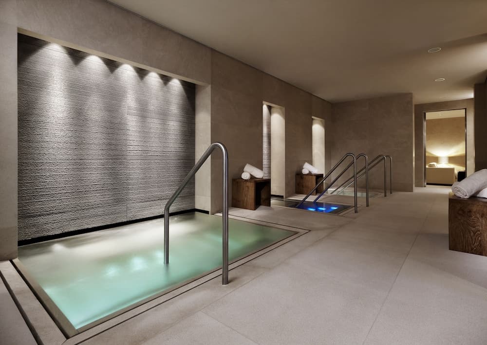 Indoor spa tub