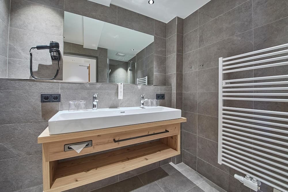 Bathroom sink