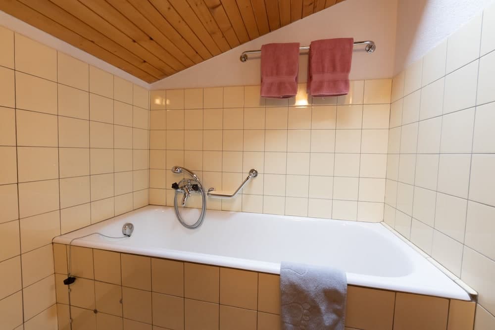 Deep soaking bathtub