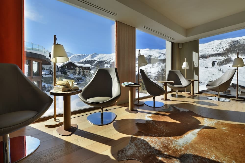 Lobby lounge