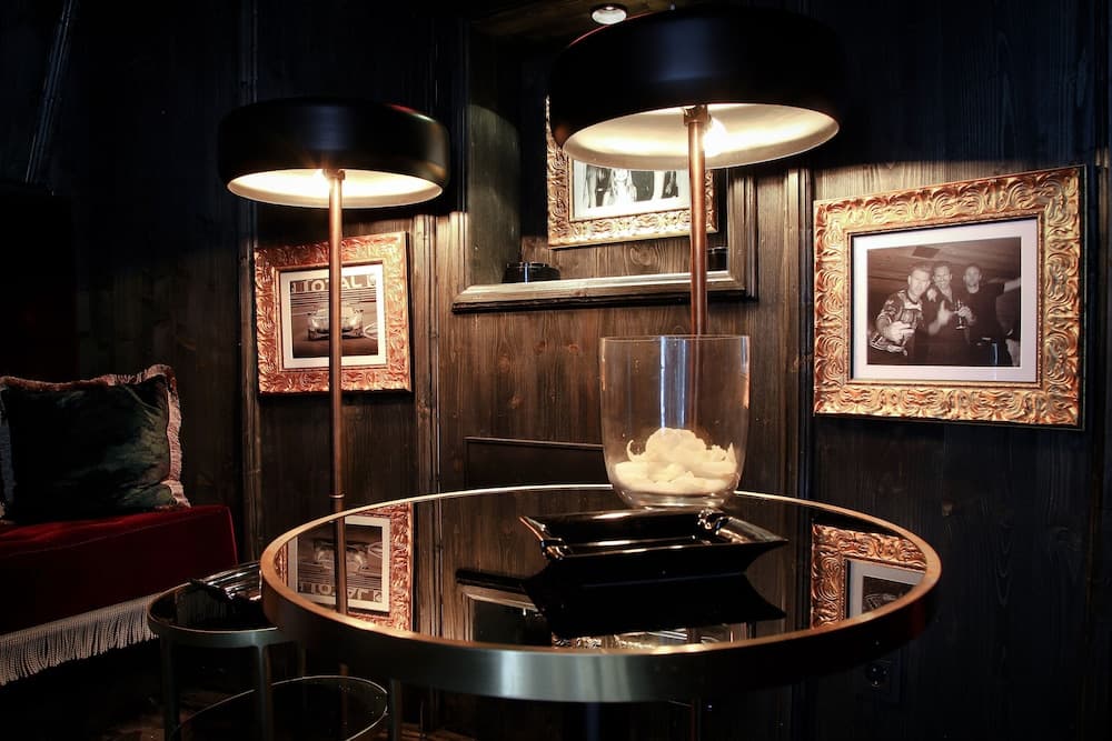 Lobby lounge