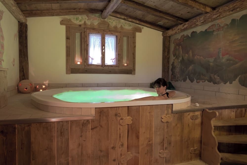 Indoor spa tub