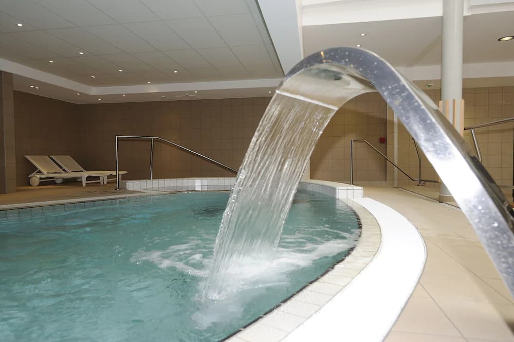 Indoor spa tub