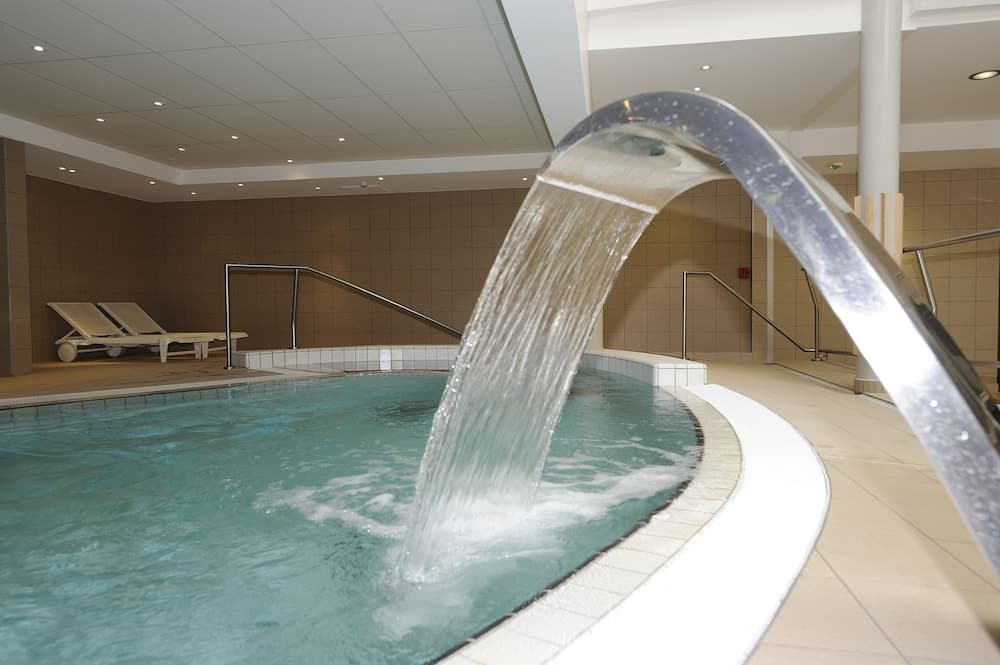 Indoor spa tub