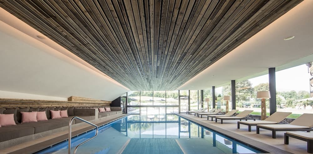 Indoor/outdoor pool
