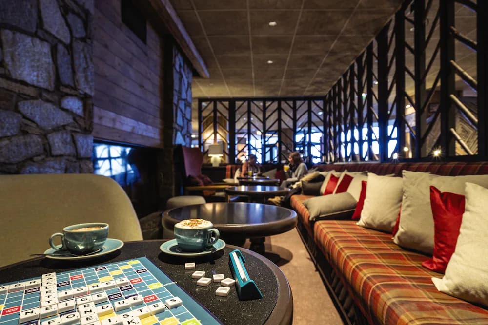 Lobby lounge