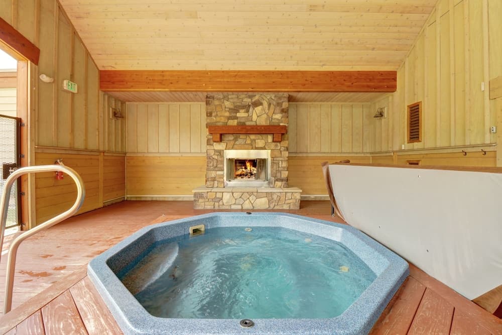 Indoor spa tub