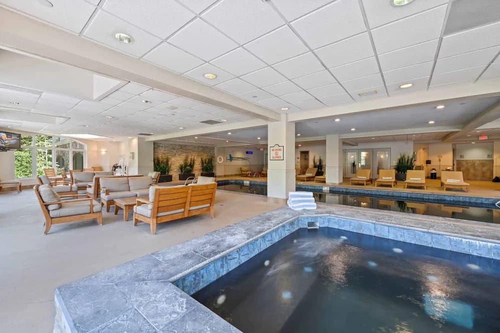Indoor spa tub